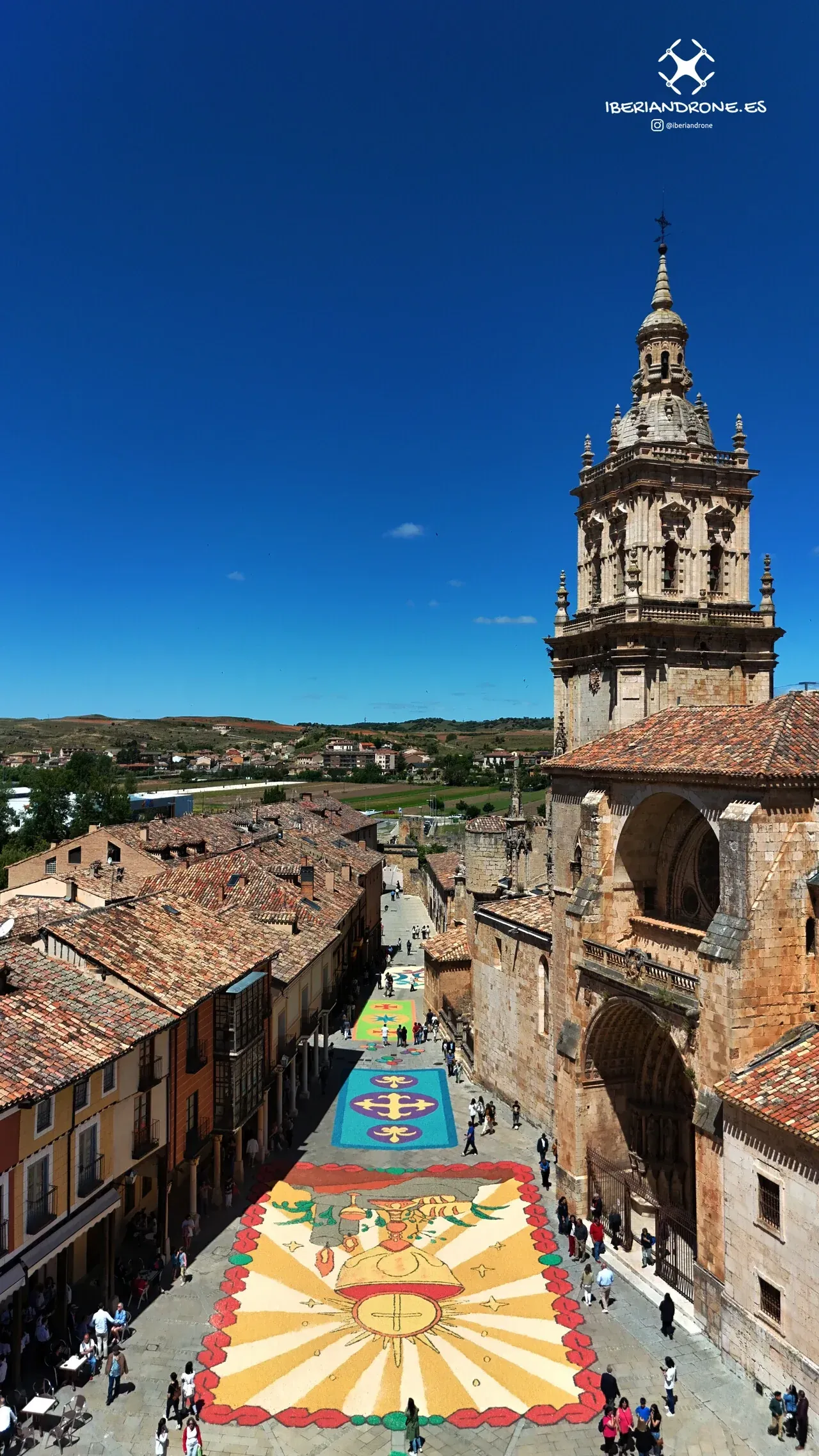 La calle Mayor de El Burgo de Osma alfombrada hasta la catedral, vista con dron en el Corpus Christi 2024