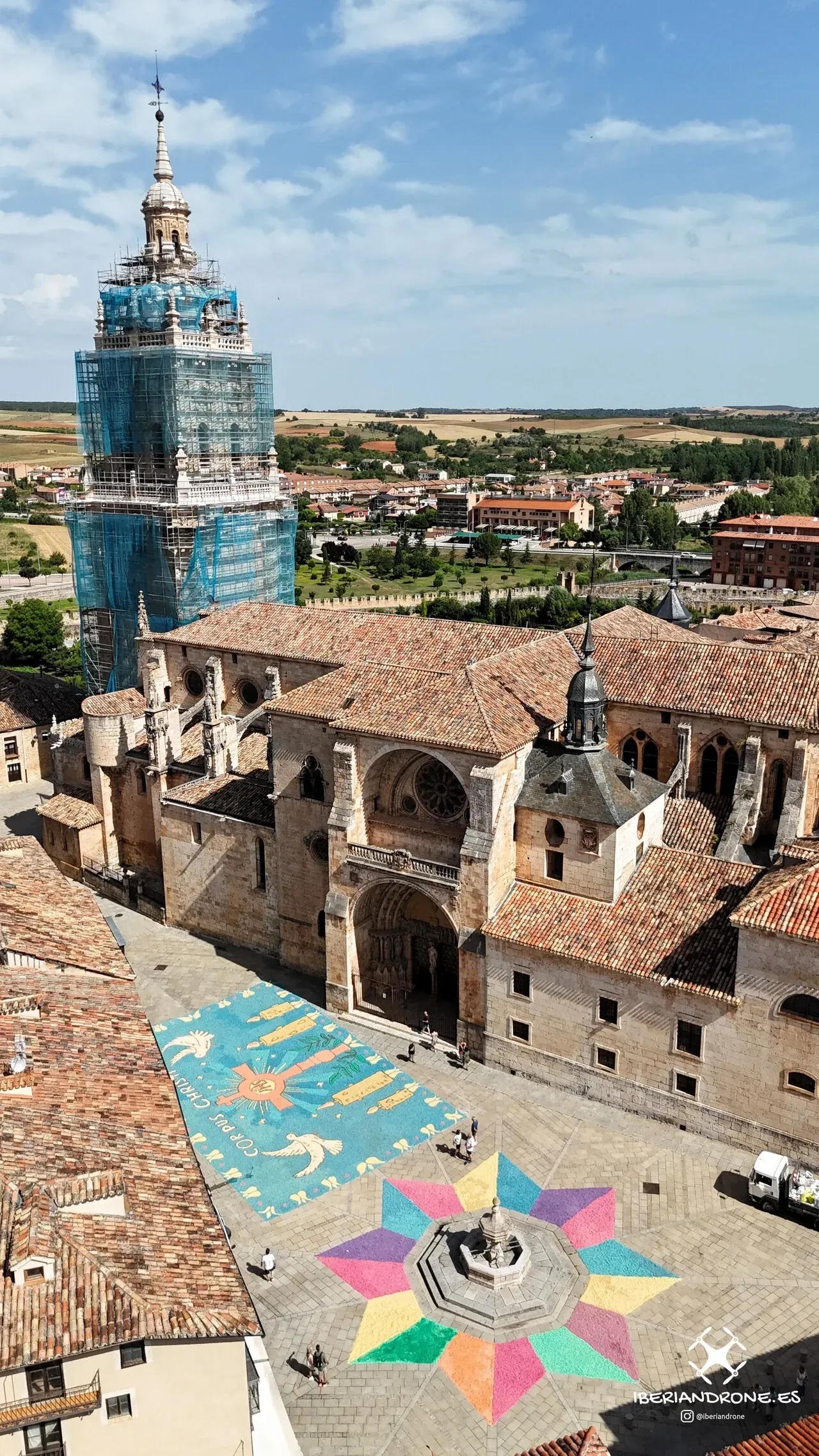 La catedral de El Burgo de Osma con una alfombra en forma de estrella a sus pies.