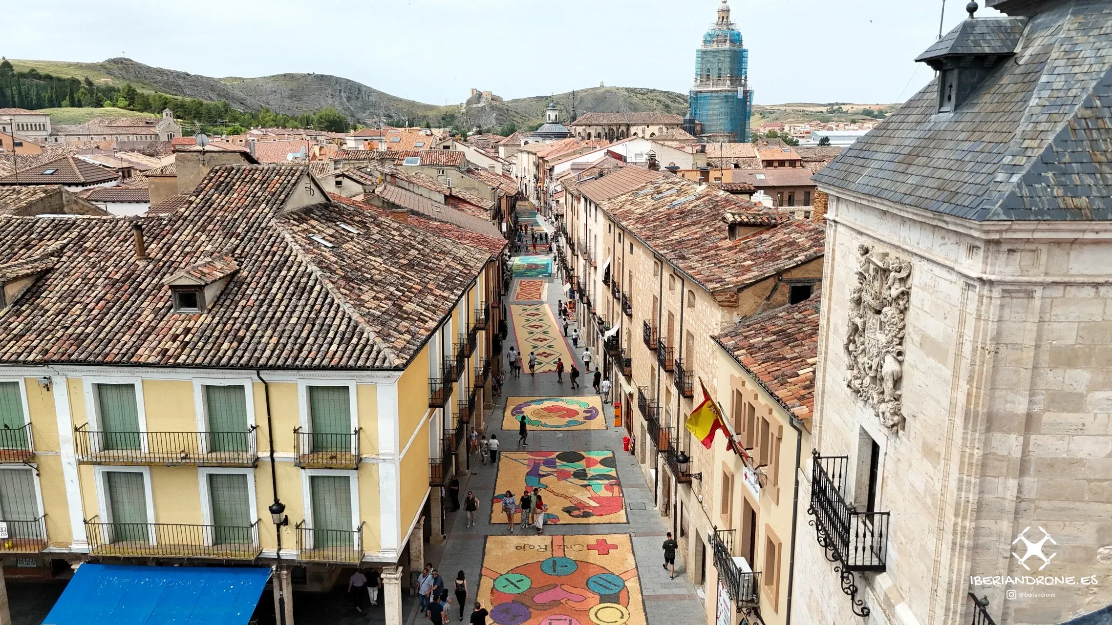 La calle Mayor y sus soportales, cubiertos de alfombras de colores para la procesión.