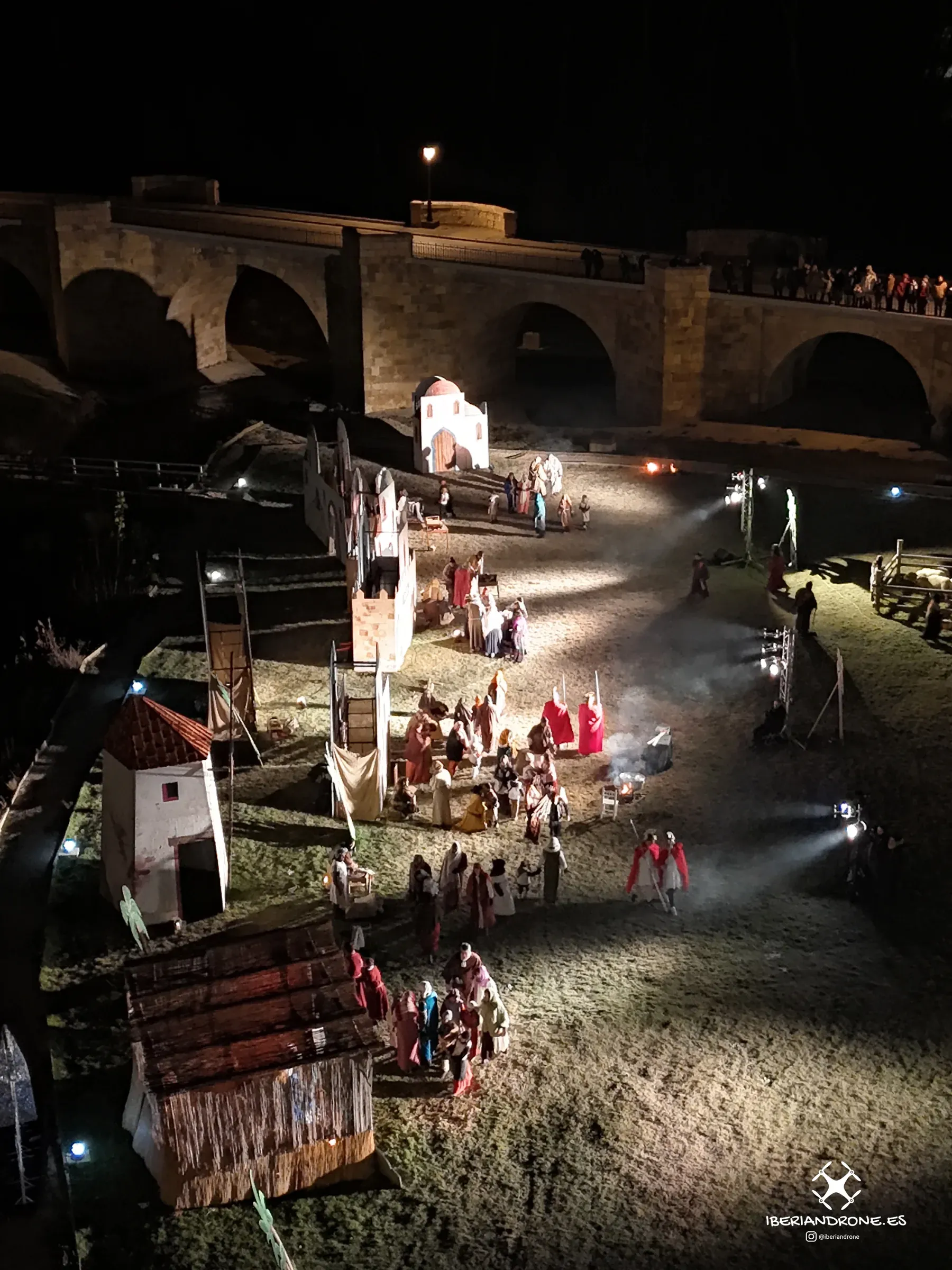 Escenas del Belén Viviente de San Esteban de Gormaz iluminadas de noche, vistas con dron