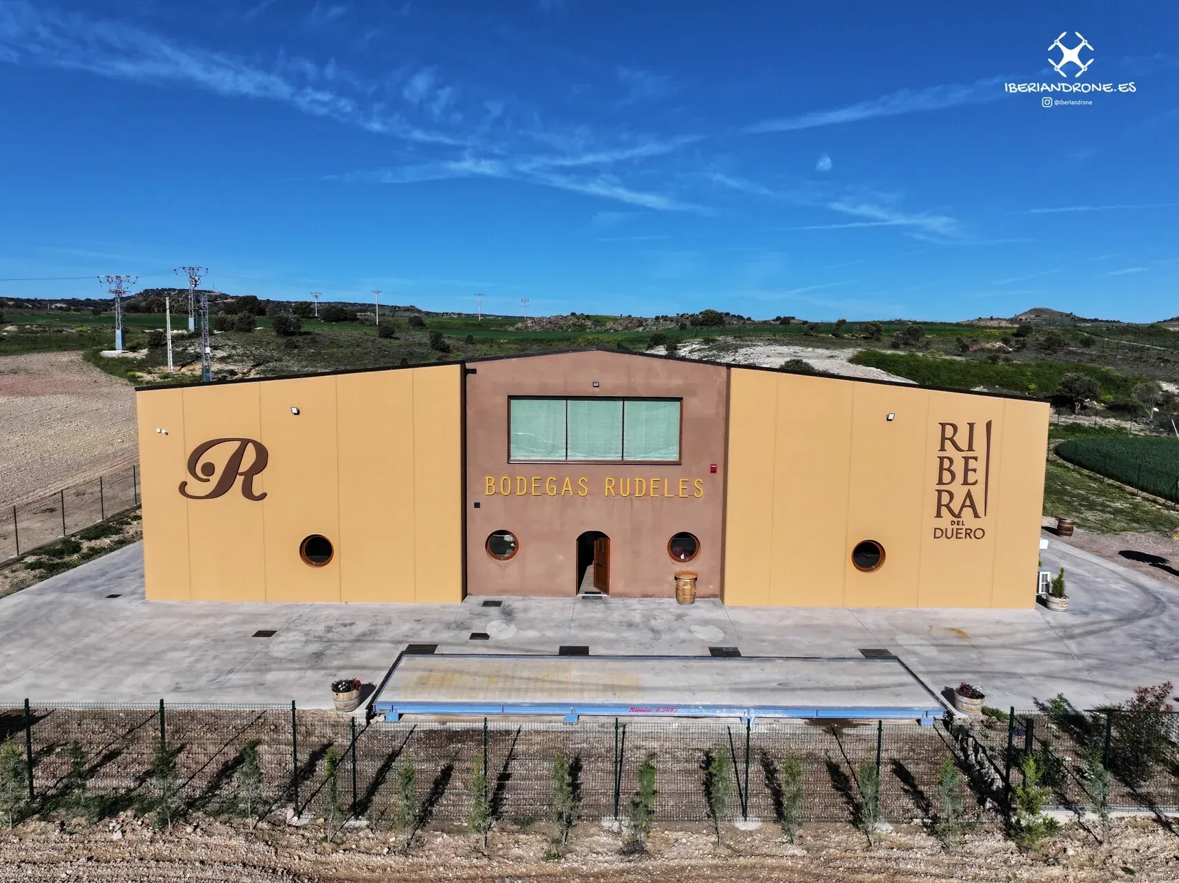 Fachada de Bodegas Rudeles, en la Ribera del Duero soriana, fotografiada con dron