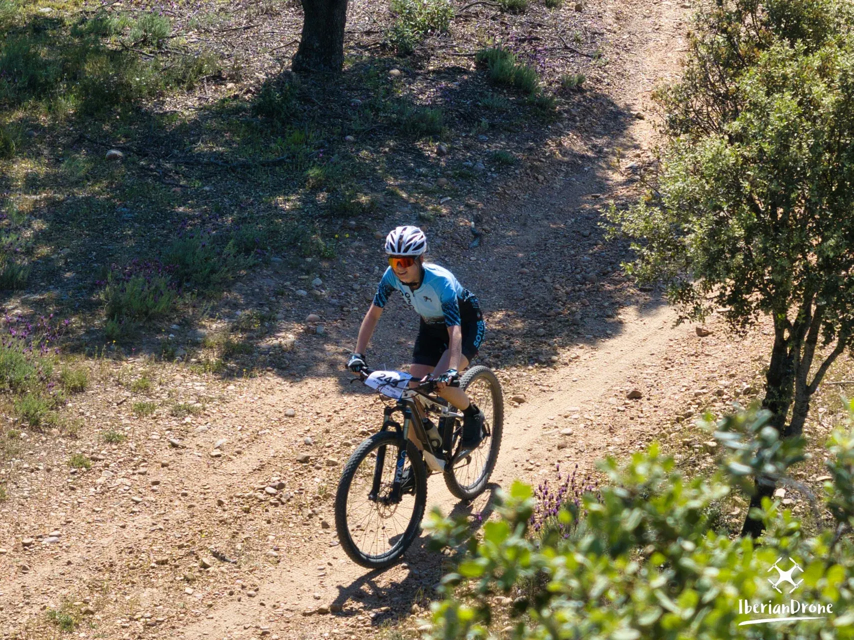 Seguimiento con dron a una ciclista en pleno recorrido por el monte.