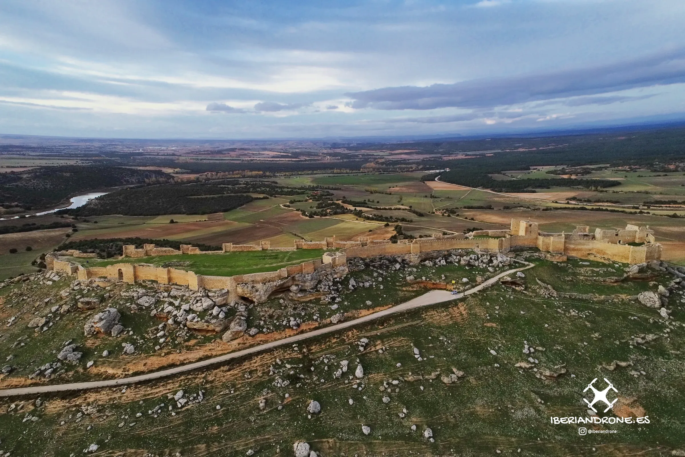 La muralla de la fortaleza a lo largo del cerro, con la vega del Duero al fondo.