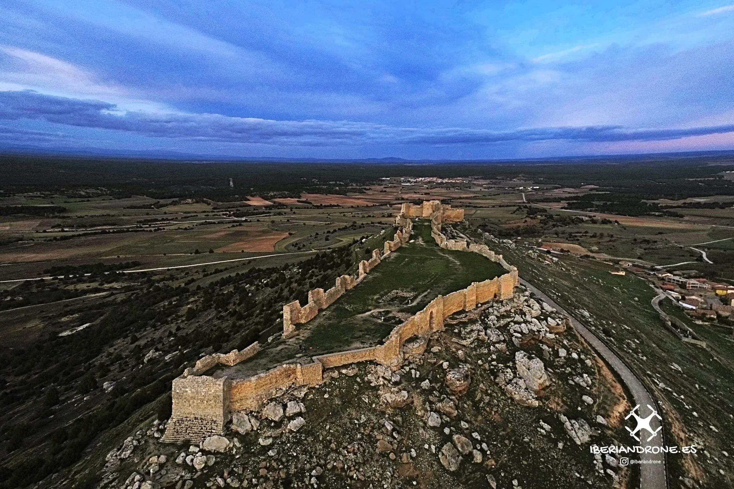 El castillo desde uno de sus extremos, mostrando toda su longitud.