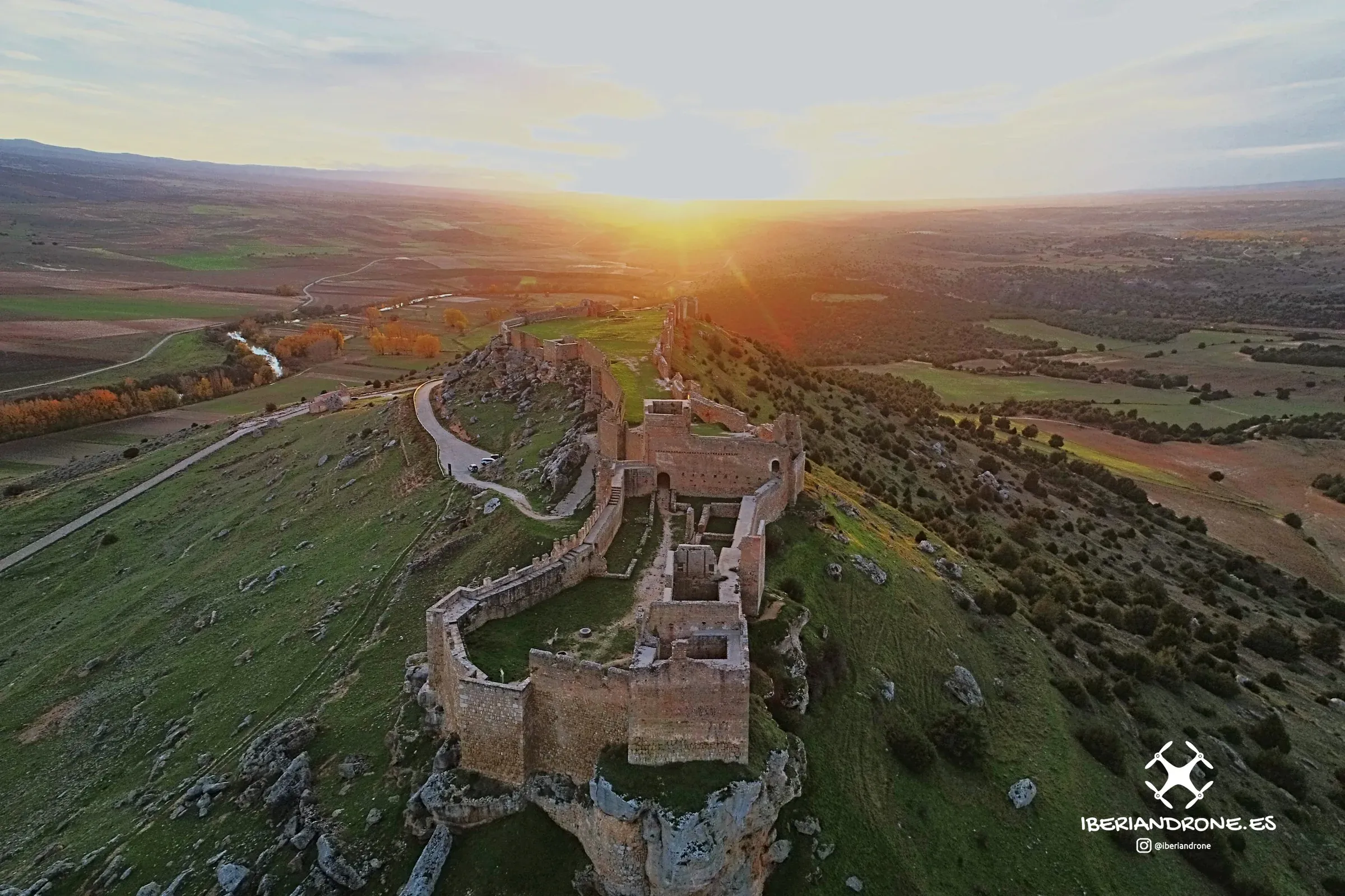Atardecer sobre el castillo de Gormaz, con su muralla recortada sobre el valle del Duero, visto con dron