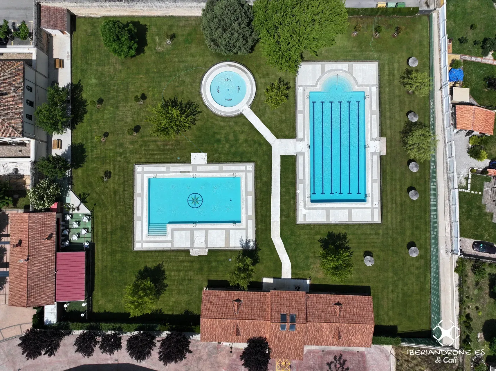 Vista cenital con dron de las piscinas municipales de El Burgo de Osma y sus zonas verdes