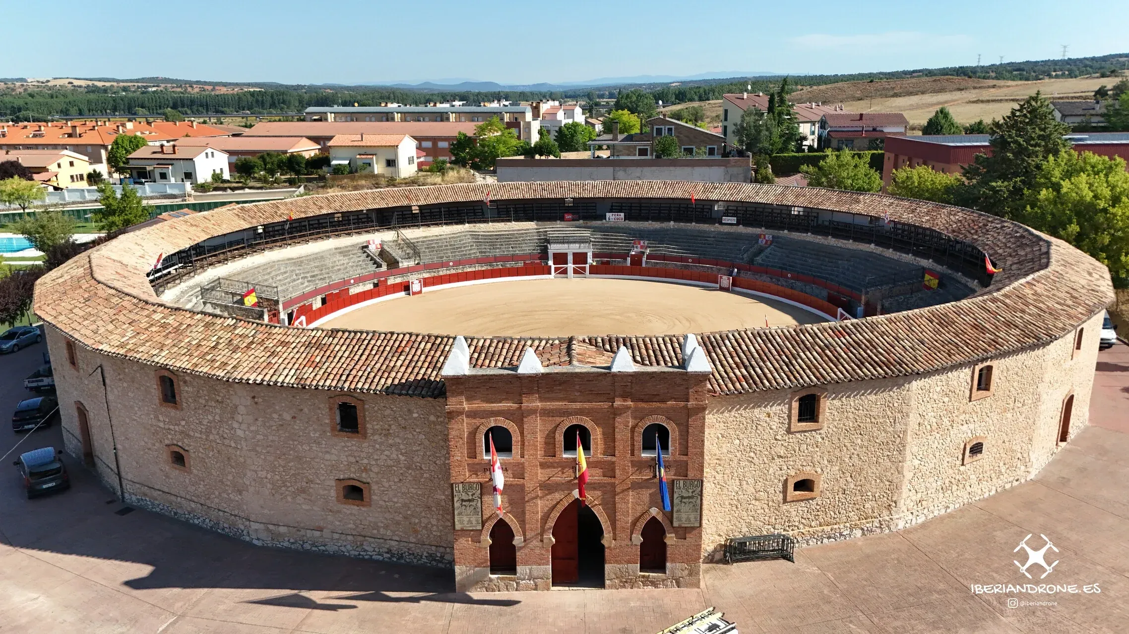 Fachada de la plaza de toros de El Burgo de Osma, fotografiada con dron