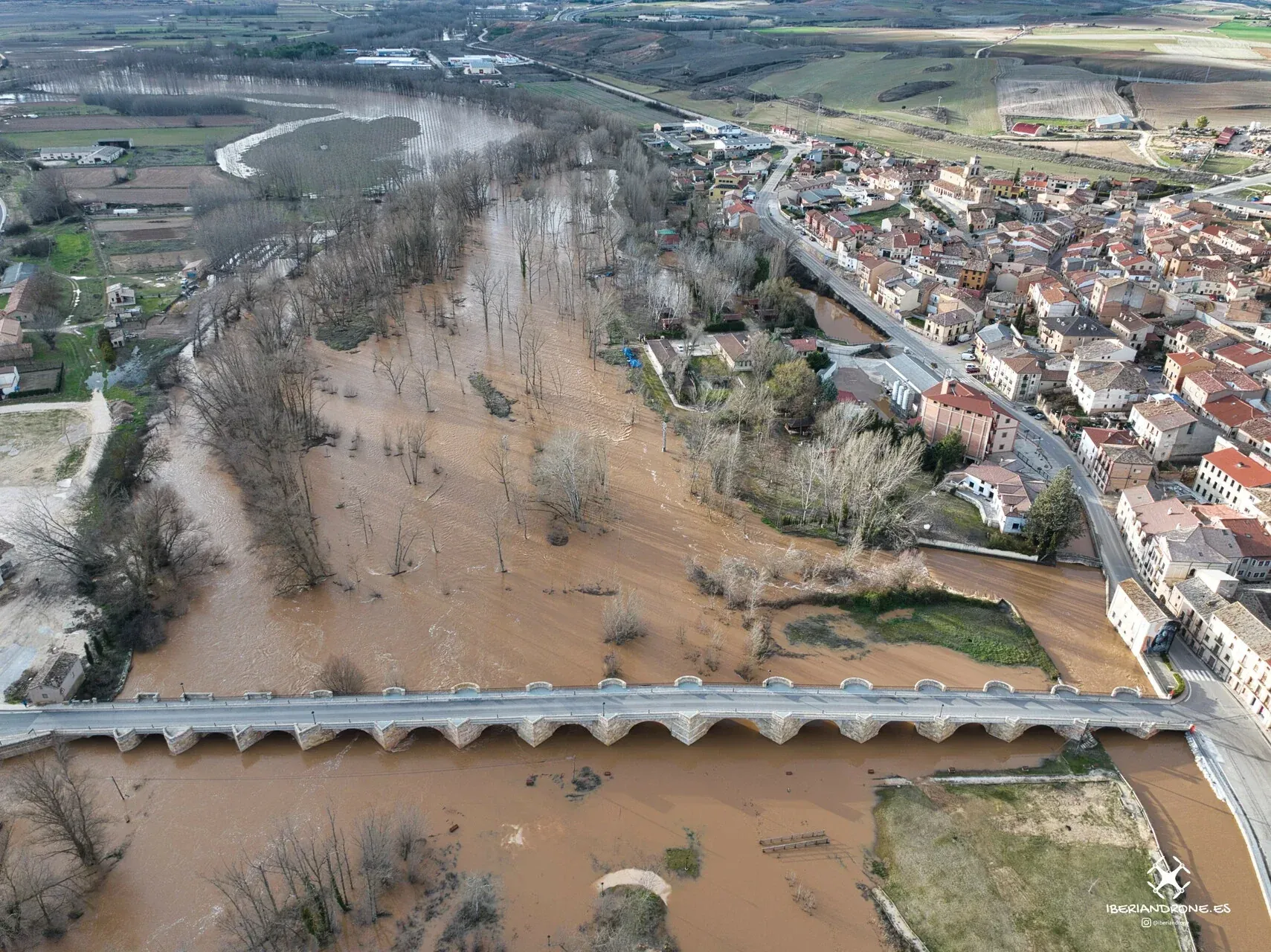 El río Duero desbordado junto al puente de piedra de San Esteban de Gormaz, visto con dron el 9 de febrero de 2026