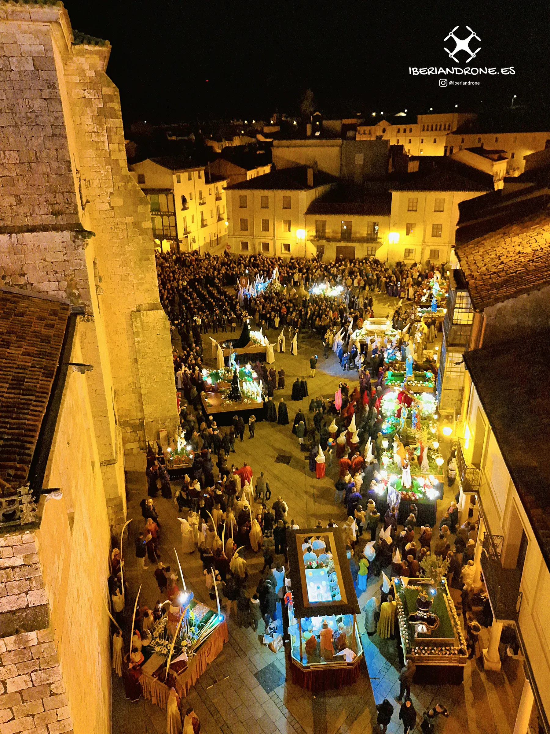 Los pasos iluminados y el público a los pies de la catedral.