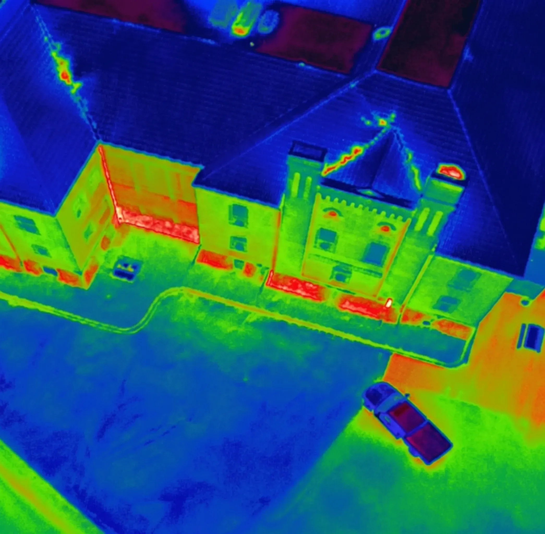 Termografía con dron de un edificio: las zonas más calientes del tejado y los aleros muestran por dónde se pierde el calor